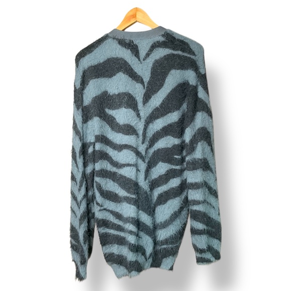 URBAN OUTFITTERS Fuzzy Tiger Print Button Front Cardigan Denim Blue & Charcoal L - Picture 4 of 9